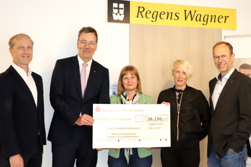 Von links: Tino Müller (Rotary-Club-Sekretär), Matthias Schäfer (Präsident des Rotary-Clubs), Paula Wagner (Gesamt-Leiterin von Regens-Wagner), Eva Jaeckel (Ausbildungs-Leiterin bei Regens-Wagner), Robert Haller (Schatzmeister des Rotary-Clubs). Foto: oh