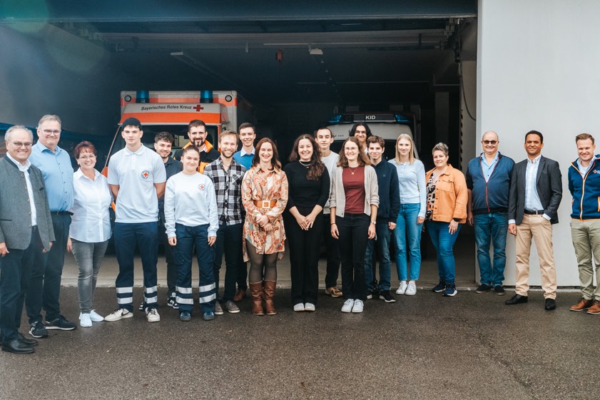 Ein Teil der neuen Azubis, die heute beim BRK-Kreisverband von Pfaffenhofen gestartet sind, mit BRK-Kreischef Stefan Maier (links), BRK-Kreisgeschäftsführer Herbert Werner (Zweiter von links), den Abteilungs-Leitern Kathrin Seidel, Fabian Heierhoff und Pamela Dramski sowie dem Personalrats-Vorsitzenden Till Schweisthal und dem künftigen BRK-Kreisgeschäftsführer Michael Fochler. Die Pflege-Azubis sind nicht mit auf dem Bild; sie befanden sich im Schul-Unterricht. Foto: BRK