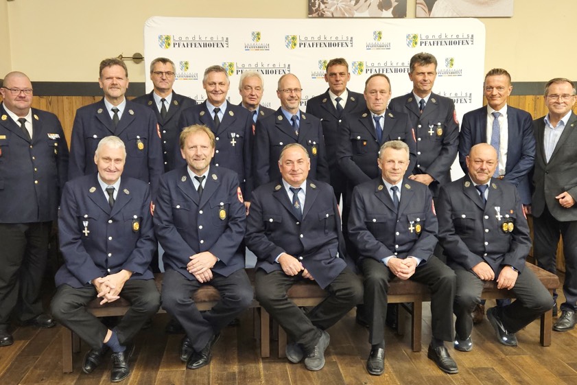 Die für 40 Jahre im aktiven Dienst geehrten Feuerwehrleute mit Vize-Landrat Karl Huber (rechts), dem Landtags-Abgeordneten Karl Straub (Zweiter von rechts) und Kreisbrandrat Christian Nitschke (links). Fotos: Appel