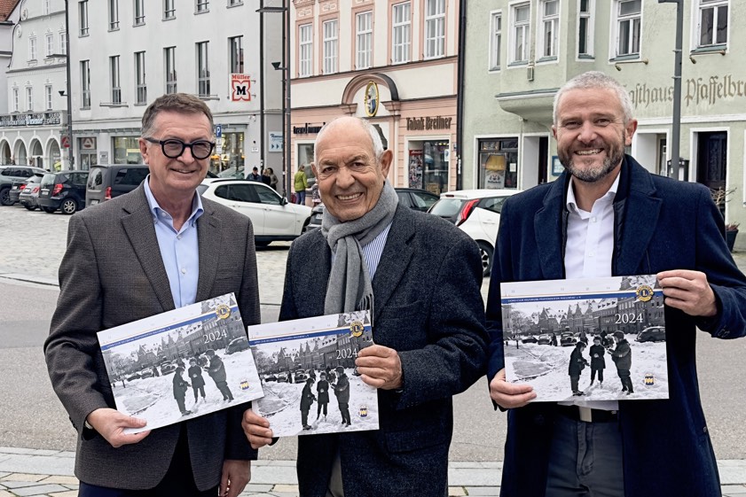 Bei der Übergabe: Adventskalender-Initiator Franz Böhm (von links), Franz Wagner und er aktuelle Lions-Club Präsident Matthias Streussnig. Foto: oh