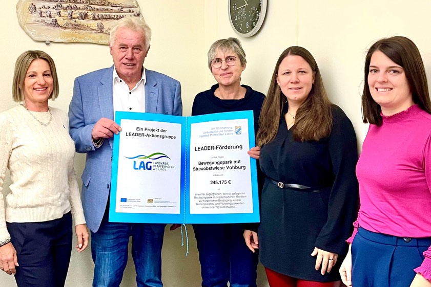 Karin Kis (von links), Martin Schmid, Agnes Stiglmaier, Tina Schuler und Sophia Leopold bei der Übergabe des Zuwendungs-Bescheids. Foto: Stadt Vohburg
