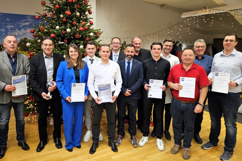 Nur ein Teil der zu ehrenden Schiris war bei der Advent-Feier anwesend; von links: Andreas Wittig (FSV Pfaffenhofen, 40 Jahre Schiedsrichter), Reinhard Volnhals (VfB Pörnbach, "Spiele-König"), Alexandra Wagner (FC Rockolding, 15 Jahre), stellvertretender Obmann Fabian Anders (FC Geisenfeld, zehn Jahre), Albert Breitsameter (SpVgg Steinkirchen, 20 Jahre), stellvertretender Lehrwart Danny Docter (TSV Jetzendorf, 20 Jahre), stellvertretender Lehrwart Derya Gleisenberg, René Haucke (TSV Jetzendorf, 15 Jahre), Max Rottenwaller (SV Ilmmünster, "Goldene Pfeife" für besondere Leistungen), Markus Fraunhofer (TSV Paunzhausen, 15 Jahre), Georg Drexler (SV Geroldshausen, 15 Jahre), Werner Thorwarth (FC Geisenfeld, 15 Jahre) und Tobias Weber (VfB Pörnbach, 15 Jahre).