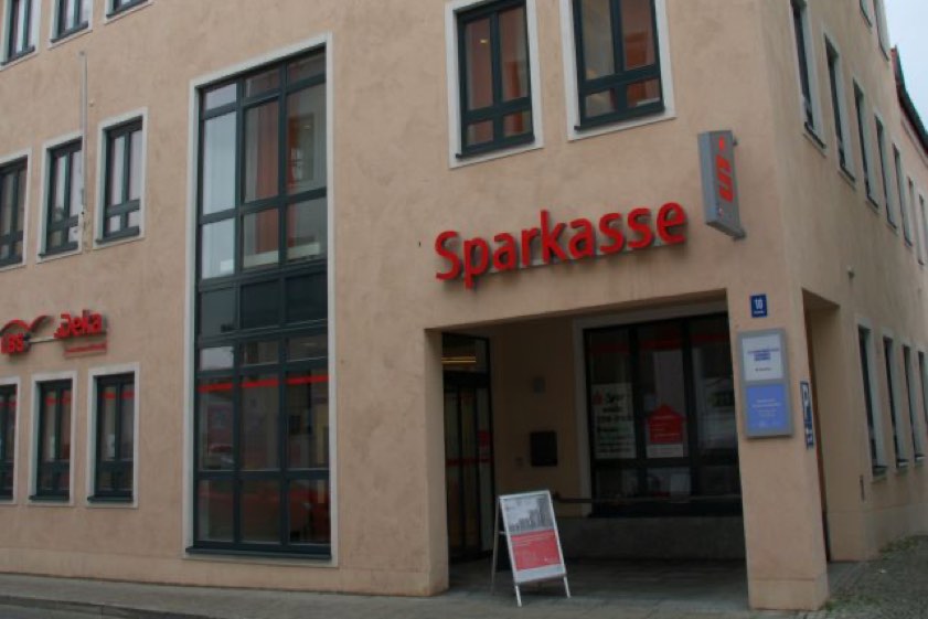Das Archivfoto zeigt das Gebäude vor der Geldautomaten-Sprengung. Foto: Sparkasse