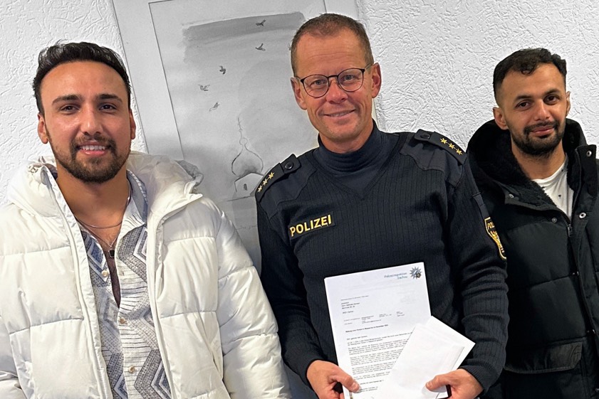 Die Ersthelfer Wafiullah Zameen (links) und Salim Safi (rechts) mit Bernd Waitzmann, dem Chef der Polizeiinspektion von Dachau. Foto: Polizei.