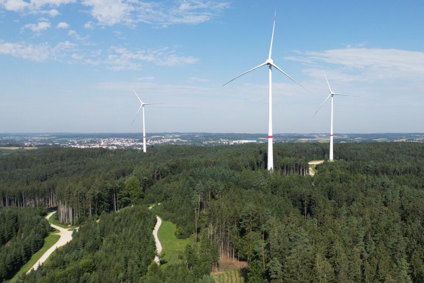 Die drei neuen Windkraft-Anlagen im Förnbacher Forst speisen seit einigen Tagen Strom ins Netz ein. Foto: BEG