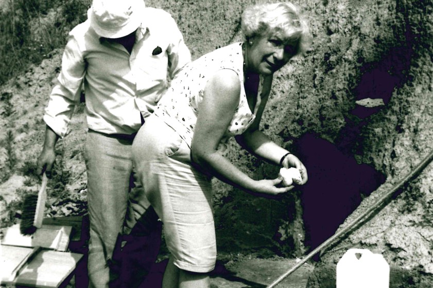 Anne Neumair bei den Ausgrabungen in Wang-Zieglberg. Quelle: Erwin Neumair, Archäologischer Verein Freising