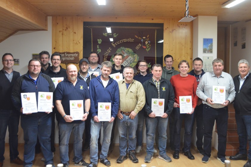 Die geehrten Floriansjünger mit Kommandant Florian Mayer und Vereins-Chef Markus Holzbauer sowie Peter Heinzlmair (FW), dem Dritten Bürgermeister von Pfaffenhofen. Foto: oh