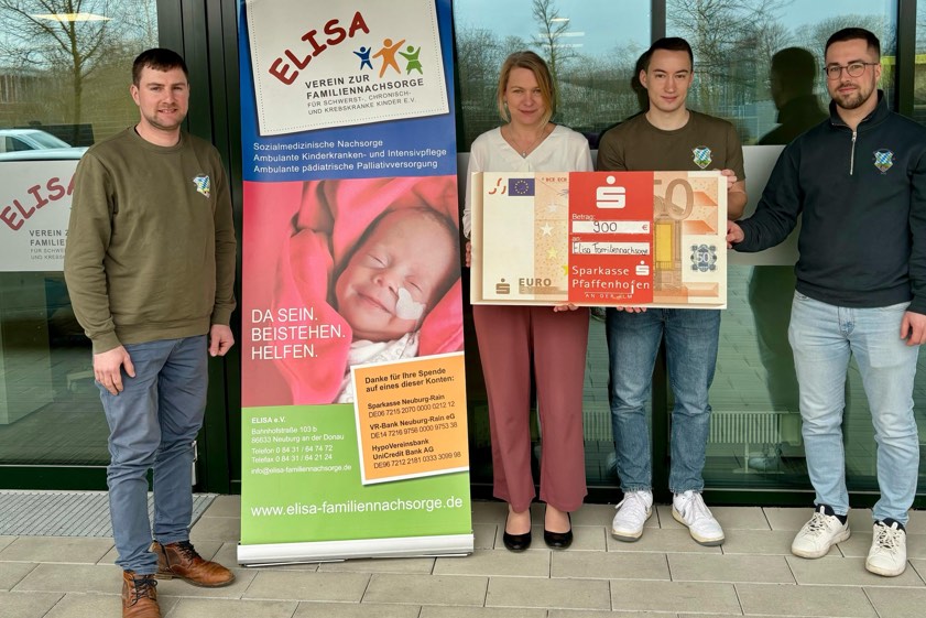 Von links: Christoph Söltl (Burschen-Verein Hög), Nadine Dier (Elisa), Philipp Kuchenreuther (Burschen-Verein Hög) und Johannes Mayr (Burschen-Verein Hög). Foto: oh