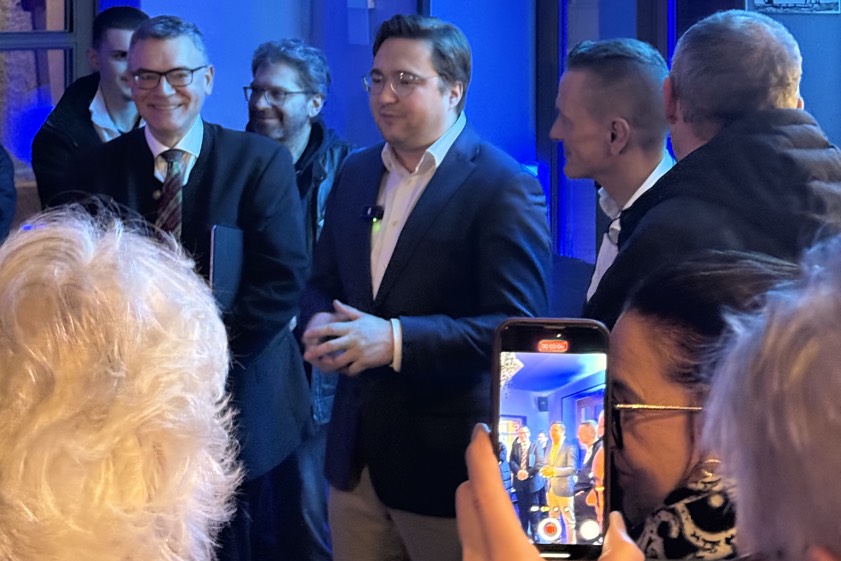 Christian Moser am Wahlabend. Links freut sich Florian Herrmann; er ist Landtags-Abgeordneter, Chef der bayerischen Staatskanzlei und Vorsitzender der CSU im Landkreis Freising. Rechts von Moser steht Karl Straub; er ist Landtags-Abgeordneter, Integrations-Beauftragter der bayerischen Staatsregierung und Chef der CSU im Landkreis Pfaffenhofen. Foto: oh