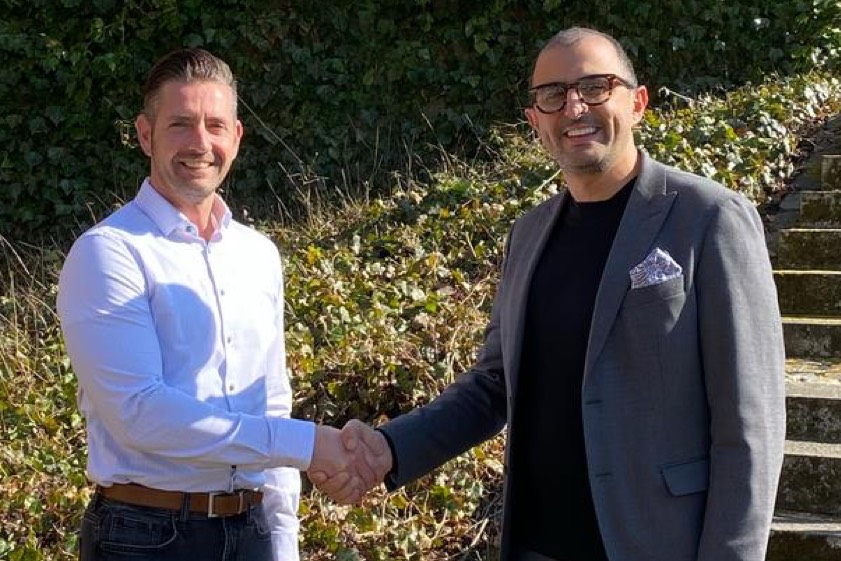 Klinik-Geschäftsführer Christian Degen (links) mit Amirpoya Akasheh. Foto: Ilmtalklinik-GmbH