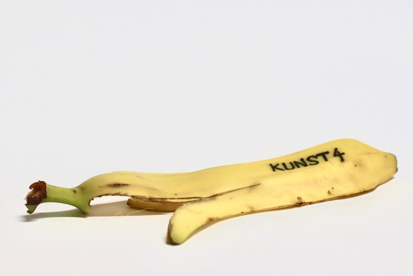 Maximilian Weiher, "KUNST 4", Tinte auf Banane, 2024. Foto: oh