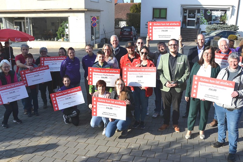 Sparkassen-Vorstands-Chef Tino Müller, Vorstands-Mitglied Ingrid Stocker, Markt-Direktor Michael Hoyer und Filial-Leiter Lutz Meyer überreichten die Spenden an Vereins-Vertreter. Foto: oh