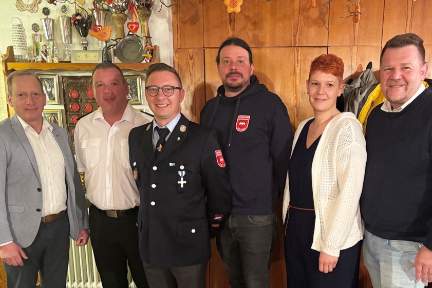 Von links: Paul Weber (Bürgermeister von Geisenfeld), Robert Schaller (Erster Kommandant der Feuerwehr von Geisenfeld), Robert Meier (scheidender Erster Kommandant der Feuerwehr von Nötting), Tobias Spinar (Vize-Kommandant der Feuerwehr von Nötting), Eva Halmich (neue Erste Kommandantin der Feuerwehr von Nötting), Andreas Aichele (Dritter Bürgermeister von Geisenfeld und städtischer Feuerwehr-Referent). Foto. Stadt Geisenfeld