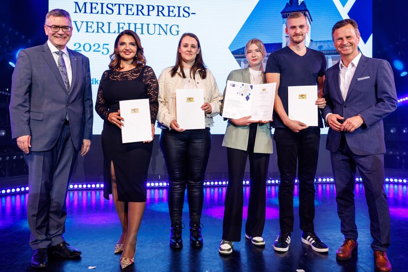 Staatsminister Florian Herrmann (von links), Samara Bernhard, Marina Anna Mißbichler, Michelle Hungreder, Stefan Wöhrl und IHK-Hauptgeschäftsführer Manfred Gößl. Foto: Matthias Balk, IHK für München und Oberbayern