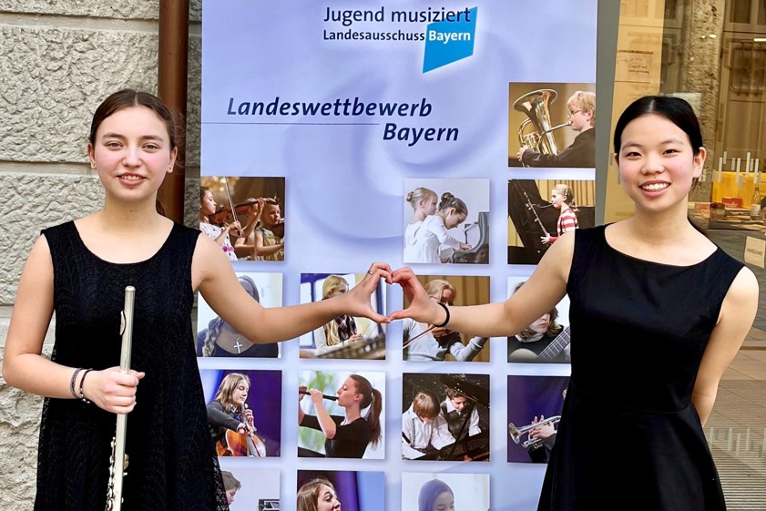 Anastasiia Lytvyn (links) und Lina Chen; hier beim Landes-Wettbewerb in Augsburg. Foto: Stadt Pfaffenhofen