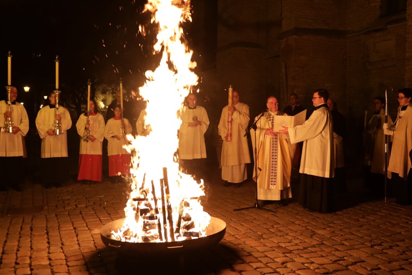 Am lodernden Feuer wurde die neue Osterkerze entzündet. Fotos: Annette Zoepf, pba