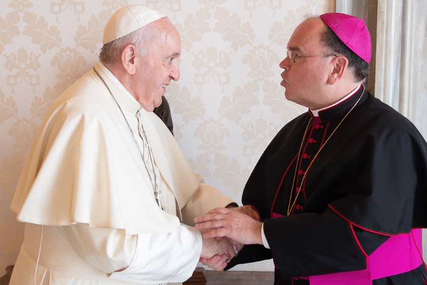 Der Augsburger Bischof Bertram Meier (rechts) und Papst Franziskus reichen sich die Hände bei einer Begegnung am 8. September 2021 im Vatikan. Archivfoto: Vatican Media, Romano Siciliani, KNA
