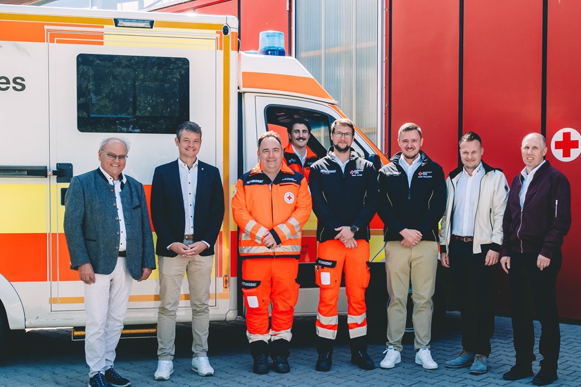 Von links: Stefan Maier (Vorsitzender des BRK-Kreisverbands), Tobias Endres (Bürgermeister von Jetzendorf), Alexander Finauer (BRK-Rettungsdienst), Marcel Häußler (BRK-Rettungsdienst), (Rettungs-Stellplatz-Leiter), Maximilian Grübl (stellvertretender Rettungs-Stellplatz-Leiter), Fabian Heierhoff (Leiter des BRK-Rettungsdienstes im Landkreis), Christian Dichtl (stellvertretender BRK-Kreisgeschäftsführer). Foto: Thunig