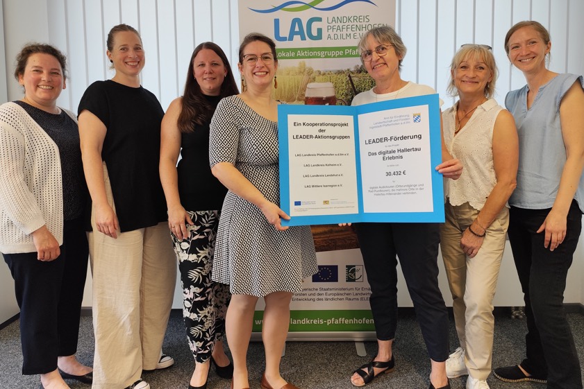 Von links: Karoline Bartha (LAG Landkreis Landshut), Anne Mahle (LAG Landkreis Kelheim), Tina Schuler (LAG Landkreis Pfaffenhofen), Carolin Meinhold (Verein "Hopfenland Hallertau Tourismus"), Agnes Stiglmaier ("Leader"-Koordinatorin) sowie Irene Irchenhauser und Bettina Widmann von der LAG "Mittlere Isar-Region". Foto: LAG Landkreis Pfaffenhofen