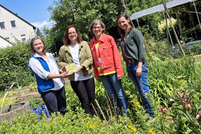 Von links: Dorothee Bornemann (LBV-Kreisgruppe Pfaffenhofen), Petra Praum (AELF-Chefin und Leiterin der Landwirtschafts-Schule), Andrea Kellermann (Stellvertretende Leiterin der Landwirtschafts-Schule), Stefanie Rieblinger (Fachlehrerin für Hauswirtschaft an der Landwirtschafts-Schule). Foto: AELF Ingolstadt-Pfaffenhofen