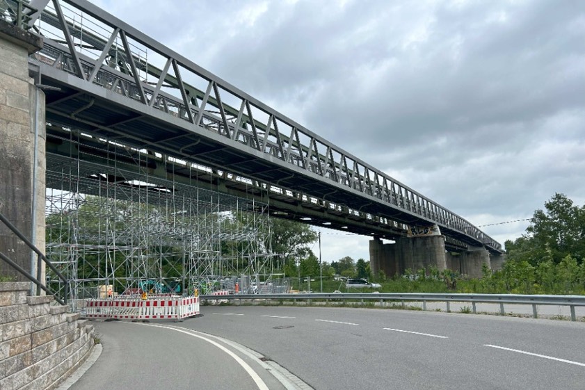 Die Deutsche Bahn erneuert die Eisenbahn-Brücke in Sinzing. Foto: DB AG