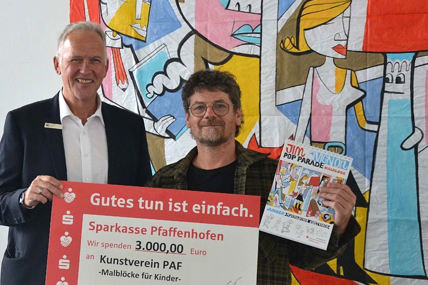 Michael Hoyer von der Sparkasse (links) übergab den symbolischen Spenden-Scheck über 3000 Euro an Peter Riegler, den Vorsitzenden des Neuen Pfaffenhofener Kunstvereins. Foto: oh