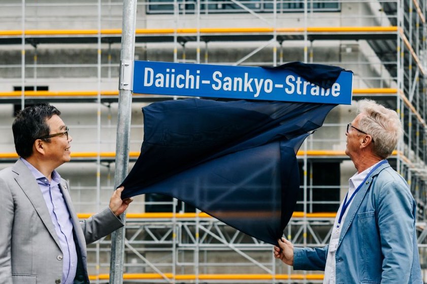 Hiroto Kashiwase von Daiichi-Sankyo und der Pfaffenhofener Vize-Bürgermeister Roland Dörfler enthüllten das Straßenschild. Fotos: Lukas Sammetinger