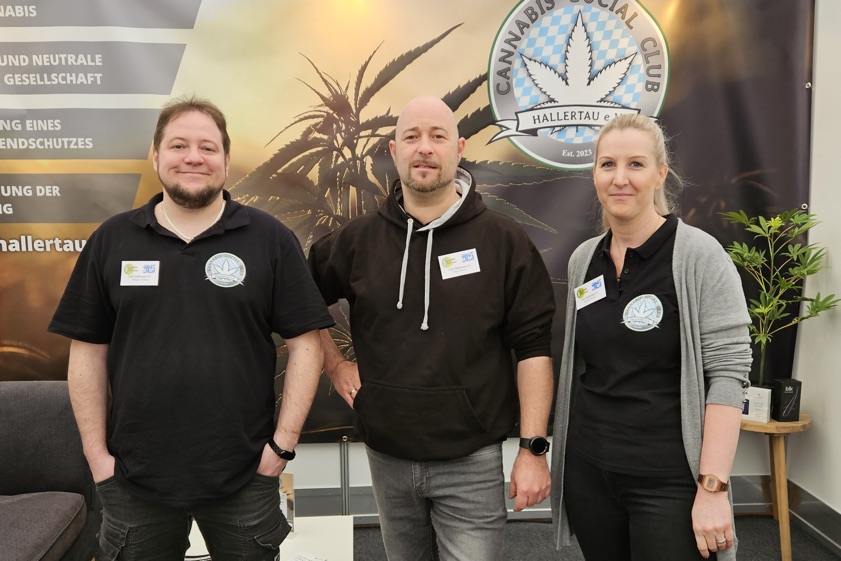 Mike Weber (Mitte), der Vorsitzende des "Cannabis Social Clubs Hallertau", mit seinem Stellvertreter Michael Fehlau und Schatzmeisterin Sandra Weber (rechts). Fotos: privat