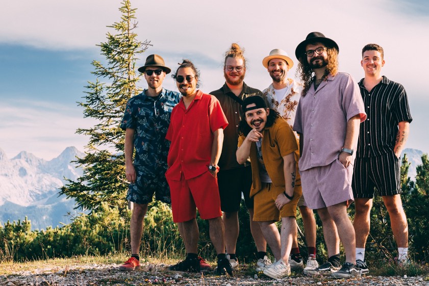 Die Gruppe "Loamsiada" spielt abends im Bürgerpark auf. Foto: Loamsiada
