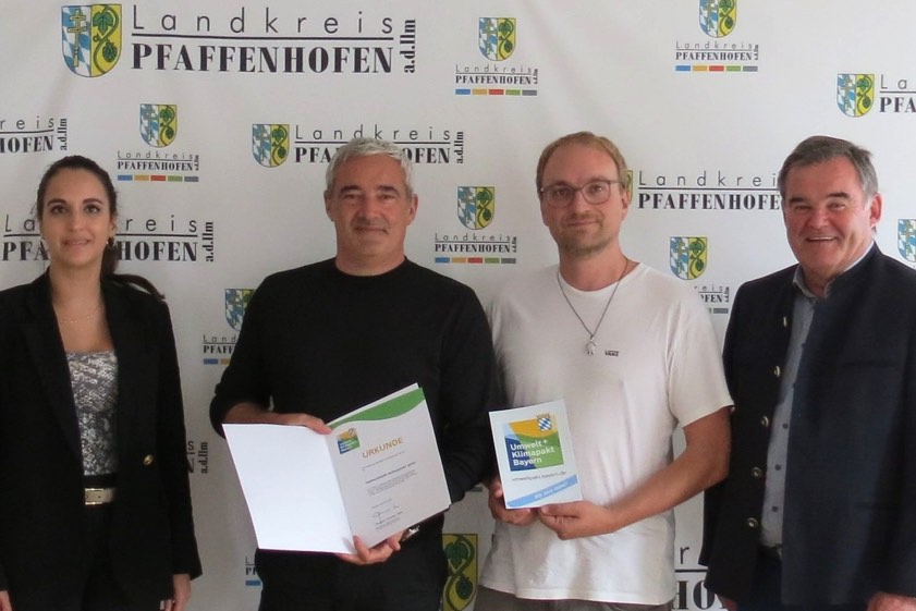 Landrat Albert Gürtner (rechts) und Katharina Baschab vom Landratsamt bei der Übergabe der Teilnehmer-Urkunde an den Geschäftsführer Stefan Herburger (links) und Marco Bernd. Foto: oh
