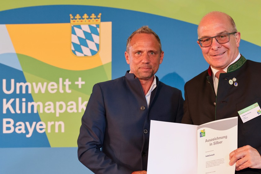 Wolfgang Inderwies (rechts) wurde von Minister Thorsten Glauber geehrt. Foto: Bayerisches Staatsministerium für Umwelt und Verbraucherschutz