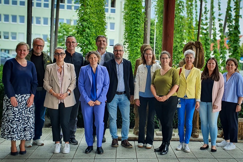 Die Projekt-Beteiligten aus vier Landkreisen sowie Vertreter der beteiligten "Lokalen Aktions-Gruppen" trafen sich zum offiziellen Projekt-Start im deutschen Hopfen-Museum in Wolnzach. Foto: Hopfenland Hallertau Tourismus e.V.