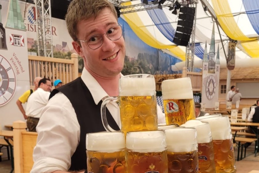 Professor Alexander Gelnerin Aktion auf dem Gäuboden-Volksfest. Foto: privat
