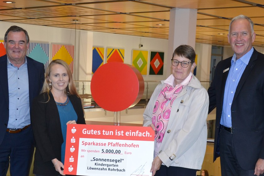 Landrat Albert Gürtner (von links), Corinna Weltge, Angelika Stolz und Michael Hoyer. Foto: Margit Kraus