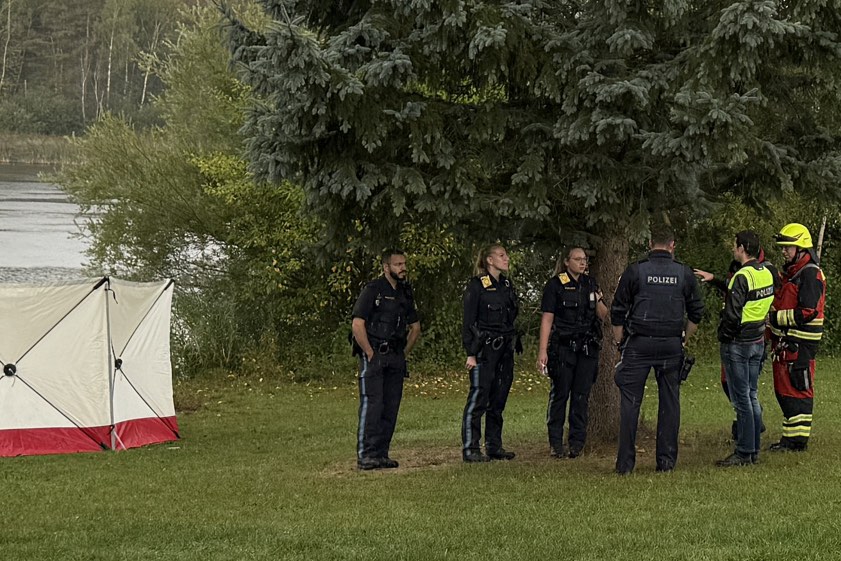 Einsatzkräfte am Ufer des Sees, in dem der Leichnam gefunden wurde. Fotos: vifogra