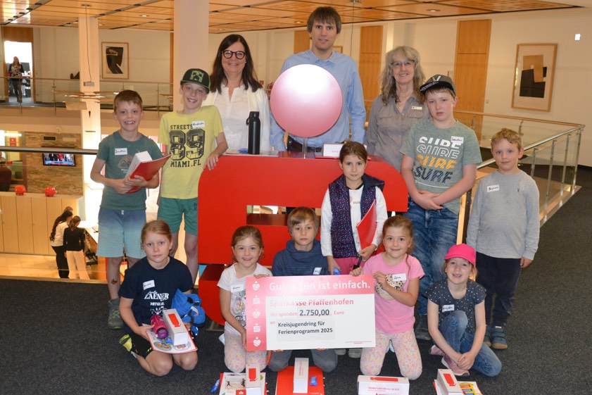 Ingrid Stocker, Mitglied des Sparkassen-Vorstands, und Birgit-Distler, Marketing-Leiterin der Sparkasse, sowie Bernhard Schäffer, Vorsitzender des Kreisjugendrings, mit einigen Kindern, die an der Besichtigung des Geldinstituts teilgenommen haben. Foto: Margit Kraus