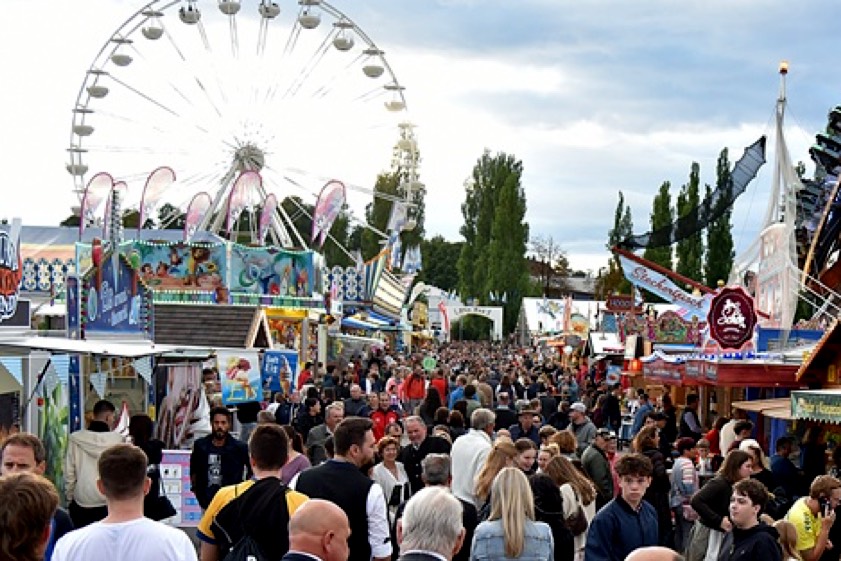 Foto vom Eröffnungsabend des diesjährigen Volksfestes. Foto: Raths