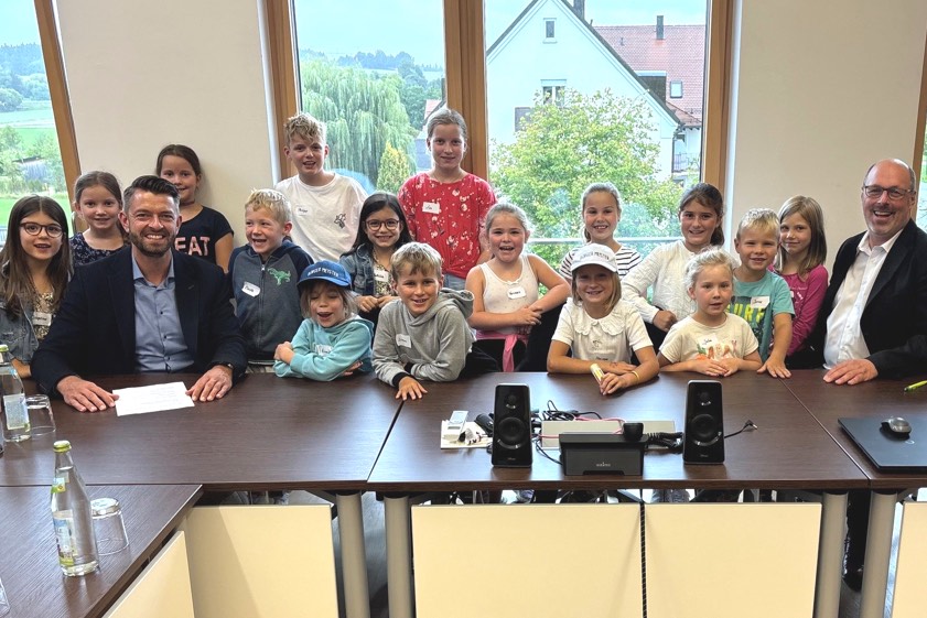 Die Kinder mit den Bürgermeistern Georg Ott (links) und Wolfgang Hagl. Fotos: VG Ilmmünster
