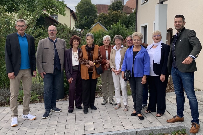 Kultur-Referent Norbert Ziegler (von links), der Hettenshausener Bürgermeister Wolfgang Hagl, Rita Möderle, Inge Guion Ursel Hegener, Helga Wainz, Karola Köstler, Rosi Klimt, Waltraud Wittmann und der Ilmmünsterer Bürgermeister Georg Ott. Foto: Fotos: Urban, Ziegler