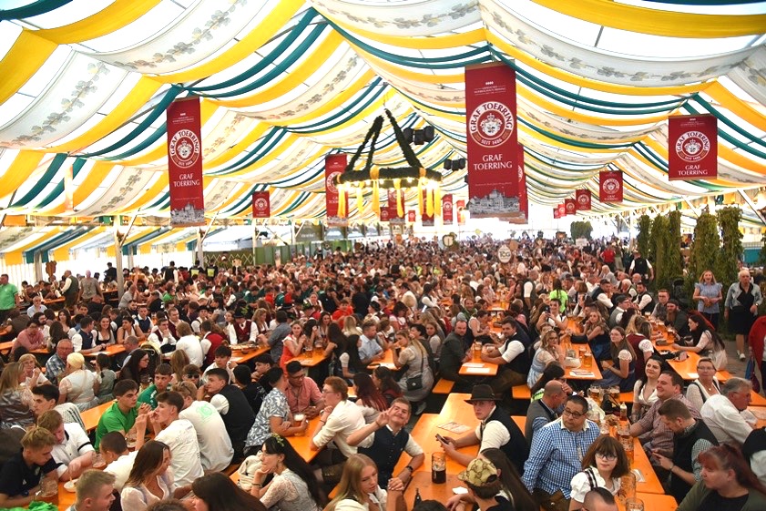 Die hier gezeigten Bilder entstanden beim Volksfest-Auftakt am Freitagabend. Fotos: Raths