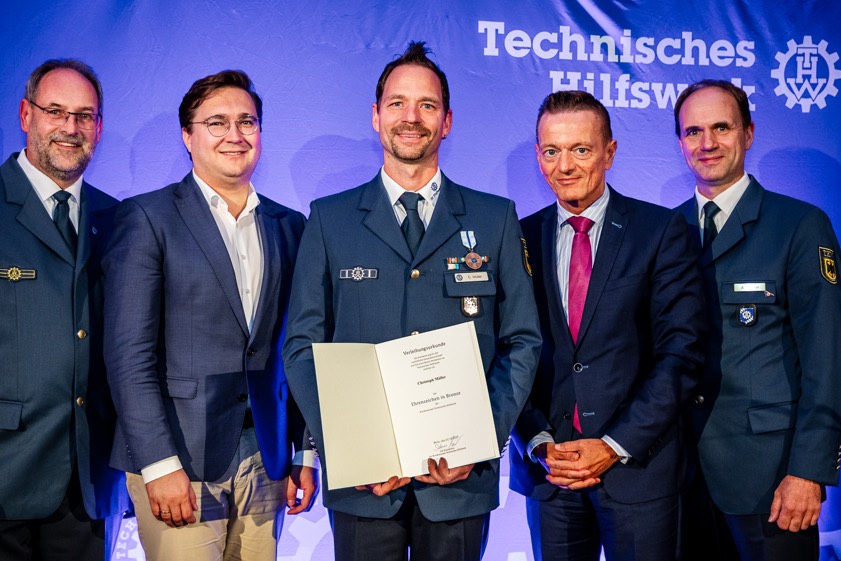 Christoph Müller (Mitte) wurde mit dem bronzenen Ehrenzeichen des Technischen Hilfswerks bedacht. Neben Klaus Labitzke (links), dem Leiter der THW-Regionalstelle, und dem Pfaffenhofener THW-Chef Alexander Müller (rechts) gratulierten ihm auch der Bundestags-Abgeordnete Christian Moser (Zweiter von links) und der Landtags-Abgeordnete Karl Straub. Fotos: THW, Matthes