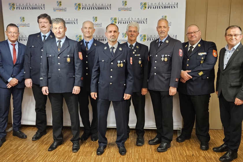 Die für 40 Jahre im aktiven Dienst geehrten und bei der Veranstaltung persönlich anwesenden Feuerwehrleute mit Vize-Landrat Karl Huber (rechts), Kreisbrandrat Christian Nitschke (Zweiter von rechts) und dem Landtags-Abgeordneten Karl Straub (links). Fotos: Astrid Appel
