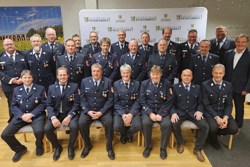 Die für 40 Jahre im aktiven Dienst geehrten und bei der Veranstaltung persönlich anwesenden Feuerwehrleute mit Landrat Albert Gürtner (rechts) und Kreisbrandrat Christian Nitschke (links). Fotos: Ingrid Wohlsperger