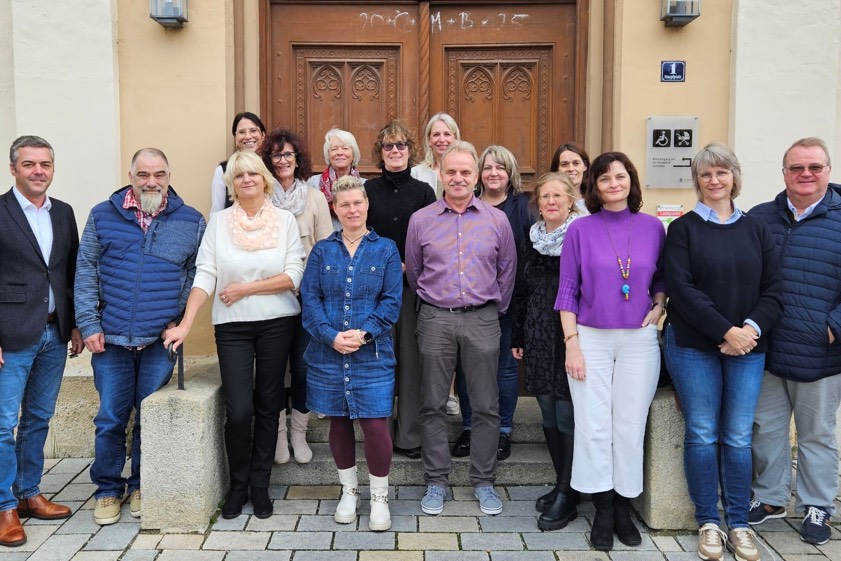 Bürgermeister Thomas Herker (von links), Martin Fahn, Personalrats-Vorsitzende Marion Friedl (hinten), Kerstin Lehmann (vorne), Elisabeth Kuntscher, Therese Becker, Yvonne Andreä-Diebold (vorne), Silke Gräser, stellvertretende Personalrats-Vorsitzende Katrin Cleemen, Bernhard Käser, Andrea Wiesbeck, Katharina Wolf, Andrea Beicht, Eva Kornas, Barbara Sandt und Max Penger. Nicht auf dem Bild: Veronika Maltan-Kleidorfer, Christoph Hörmann und Ursula Pichler. Foto: Stadt Pfaffenhofen