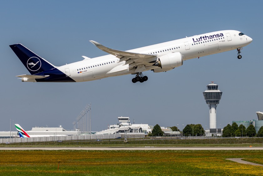Ein Airbus A350-900 der Lufthansa beim Start auf der Südbahn. Foto: Michael Fritz, FMG