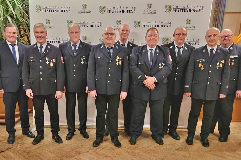 Die für 40 Jahre im aktiven Dienst geehrten und bei der Veranstaltung persönlich anwesenden Feuerwehrleute mit Landrat Albert Gürtner (links) und Kreisbrandrat Christian Nitschke (rechts). Fotos: Wohlsperger