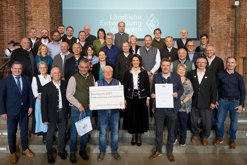 Die Preisträger vom "Dorfheim Fanni" mit Ministerin Michaela Kaniber, dem Reichertshausener Bürgermeister Benjamin Bertram-Pfister und dem Pfaffenhofener Landrat Albert Gürtner. Foto: T. Haase, StMELF