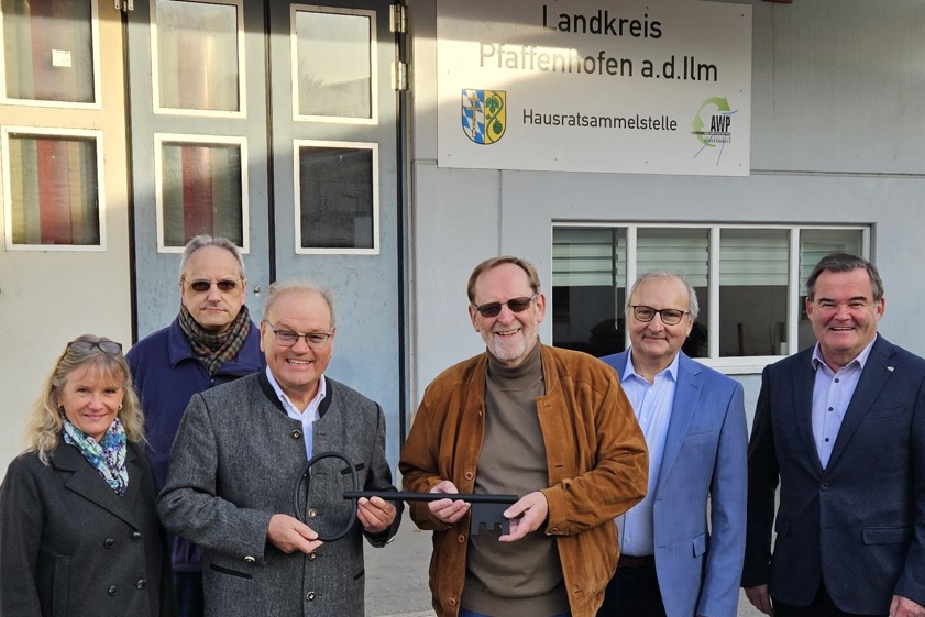 Von links: AWP-Chefin Elke Müller, Richard Schaller (ehemaliger Leiter der Hausrat-Sammelstelle), BRK-Kreischef Stefan Maier, AWO-Kreischef Volker Hoppe, Vize-AWO-Kreischef Walter Regensburger und Landrat Albert Gürtner. Foto: Wohlsperger