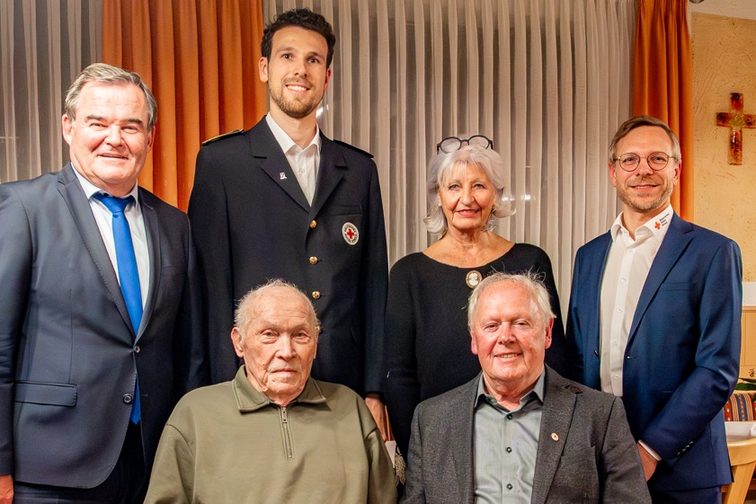 Hinten, von links: Landrat Albert Gürtner, BRK-Kreisbereitschafts-Leiter Gregor Breitenhuber, BRK-Vizepräsidentin Brigitte Meyer, stellvertretender BRK-Kreisvorsitzender Steffen Kill. Vorne die besonders geehrten Gustav Gassler (links) und Ewald Maier. Foto: BRK, Thunig