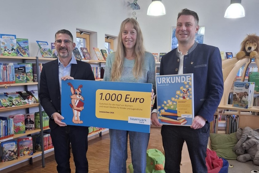Bayernwerk-Kommunal-Berater Josef Bestle (links), Bücherei-Leiterin Sofie Rottmair, und Bürgermeister Benjamin Bertram-Pfister. Foto: Gemeinde Reichertshausen